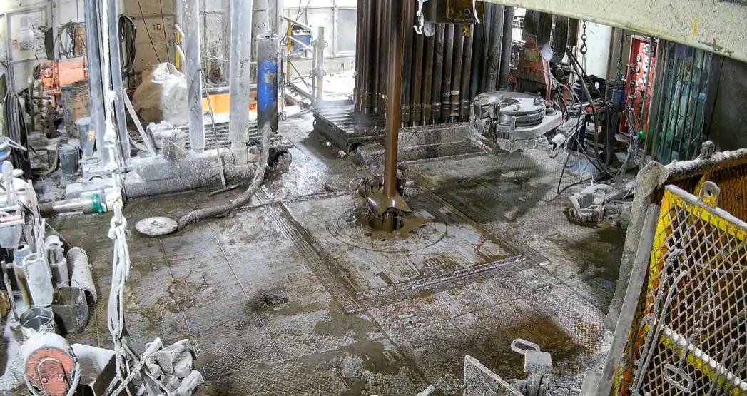 Роторная площадка буровой крупной нефтяной компании в поле зрения камеры видеоаналитики